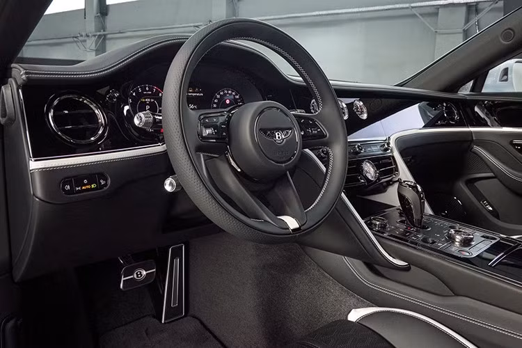 Wayne Bruce, Giám đốc Truyền thông và D&amp;I, bình luận: “Sự hợp tác của chúng tôi với Steinway &amp; Sons là cuộc gặp gỡ của hai thế giới, nơi thủ công kết nối âm nhạc và chuyển động. Chiếc Flying Spur Speed, kết hợp với các phiên bản Ultra Black và Ultra White của Steinway, đại diện cho cuộc đối thoại giữa hai tên tuổi danh giá, tạo ra các vật phẩm hiếm có và vẻ đẹp lâu dài.”