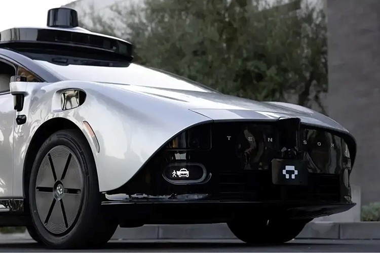 Theo giới truyền thông UAE, đây là cột mốc đáng chú ý khi công nghệ tự hành của Tensor - vốn được phát triển dựa trên nền tảng trí tuệ nhân tạo (AI) tiên tiến - kết hợp với năng lực sản xuất quy mô lớn của VinFast. Dẫn lời chuyên gia trong ngành, báo chí UAE đánh giá hợp tác này “nêu bật sự hiện diện ngày càng lớn của VinFast trên toàn cầu, cũng như năng lực sản xuất tiên tiến của hãng”.