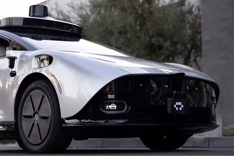 Theo giới truyền thông UAE, đây là cột mốc đáng chú ý khi công nghệ tự hành của Tensor - vốn được phát triển dựa trên nền tảng trí tuệ nhân tạo (AI) tiên tiến - kết hợp với năng lực sản xuất quy mô lớn của VinFast. Dẫn lời chuyên gia trong ngành, báo chí UAE đánh giá hợp tác này “nêu bật sự hiện diện ngày càng lớn của VinFast trên toàn cầu, cũng như năng lực sản xuất tiên tiến của hãng”.