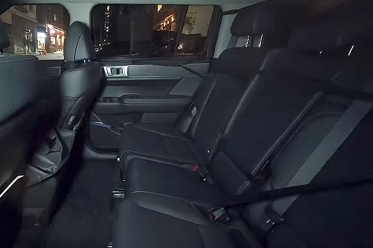 Ngoài ra, cụm đèn hậu đặt dọc, nối liền bởi một dải đèn phanh LED chạy ngang, cùng vị trí biển số được dời lên cao tạo cảm giác cao cấp. Các chi tiết như ốp gầm sơn mờ, viền đen bóng vừa tăng tính thẩm mỹ, vừa mang lại vẻ cứng cáp.Tổng thể, Santa Fe mới mang đến cảm giác hiện đại và cao cấp hơn, gần với phong cách của Tucson hay thậm chí là đàn anh Palisade.