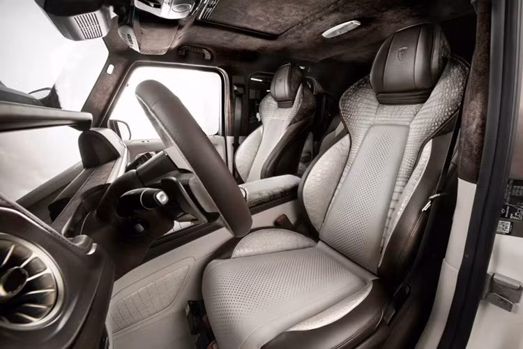 Da Himalaya được chế tác từ da cá sấu Nile tự nhiên, trải qua quá trình xử lý cầu kỳ nhằm tạo nên tông màu chuyển sắc từ xám tro sang trắng ngà, tượng trưng cho dãy Himalaya phủ tuyết. Đây cũng là loại da hiếm bậc nhất thế giới, chỉ xuất hiện trên những sản phẩm xa xỉ giới hạn.