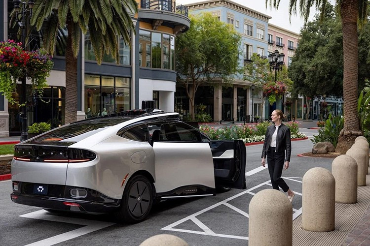 Tensor mô tả đây là chiếc xe điện tự lái đầu tiên trên thế giới được trang bị mô hình ngôn ngữ lớn (LLM), giúp người dùng tương tác tự nhiên như với một trợ lý thông minh thực thụ.