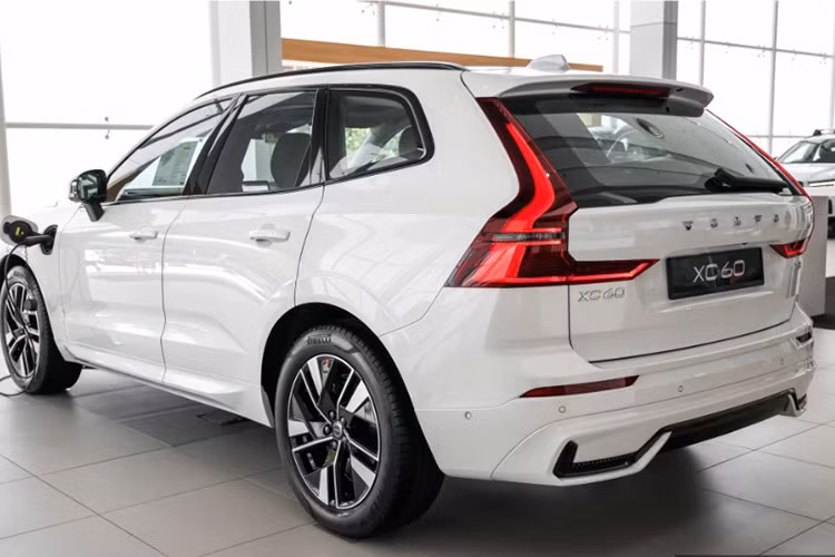 Về thiết kế, XC60 mới mang nhiều điểm tương đồng với “đàn anh” XC90 ra mắt năm ngoái. Thay đổi dễ nhận thấy nhất nằm ở lưới tản nhiệt mới: thay vì các nan dọc đơn giản, Volvo sử dụng họa tiết chéo đan xen dày đặc hơn, tạo chiều sâu thị giác và tăng nhận diện thương hiệu.