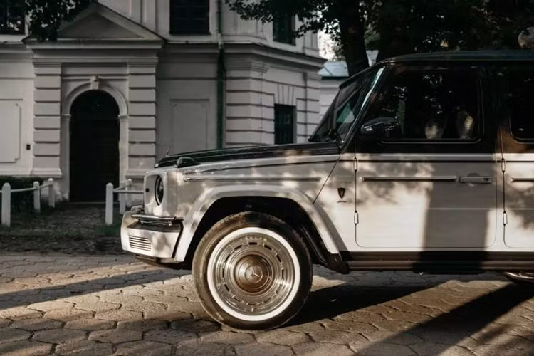 Ngoài lớp sơn đặc biệt, G63 Himalaya còn được trang bị bộ widebody kit mới với hốc bánh mở rộng, mâm hợp kim lấy cảm hứng cổ điển đi kèm lốp viền trắng, đây là chi tiết thường thấy trên xe sang của thập niên 1970.