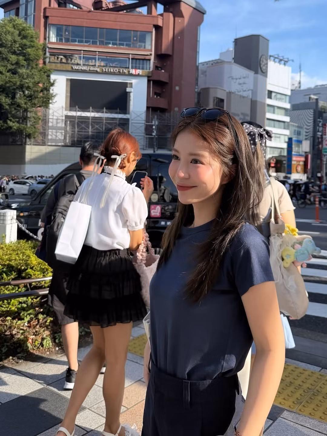 Style trẻ trung, năng động của Mẫn Tiên không thể thiếu những mẫu áo thun trơn. Cô thường sơ vin đơn giản với quần suông hoặc mix match bắt mắt với chân váy kẻ