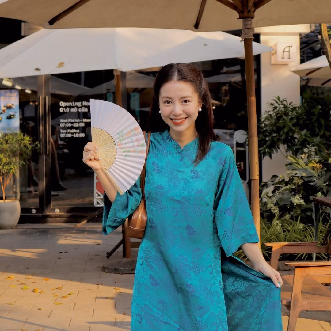 Mẫn Tiên - nàng hot girl Hà Thành đình đám năm nào, nay ngày càng thăng hạng nhan sắc sau khi làm mẹ. Gương mặt khả ái, thần thái tươi tắn cùng nụ cười "rụng tim" giúp cô luôn trở thành tâm điểm mỗi khi xuất hiện.