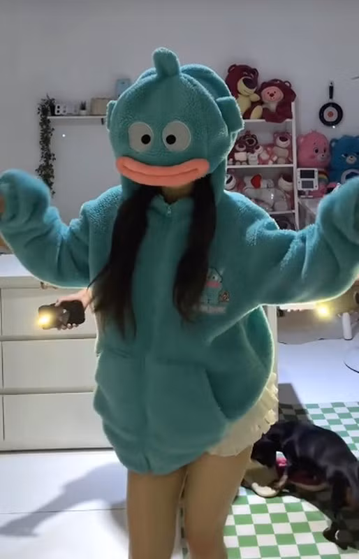 Sự bí ẩn chính là một trong những yếu tố quan trọng làm nên sức hút đặc biệt của "Cá Hề Biết Nhảy". Trong thời đại mà mọi thông tin cá nhân đều dễ dàng bị phơi bày, việc một nhân vật mạng vẫn giữ kín danh tính đã khơi gợi sự tò mò và khao khát khám phá của công chúng.