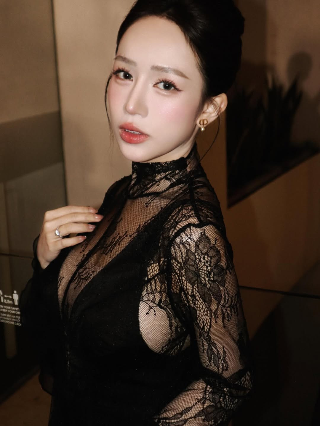 Không chỉ nổi tiếng bởi gia thế, Joyce Phạm còn được yêu mến nhờ phong cách thời trang biến hóa linh hoạt: khi thanh lịch, lúc gợi cảm, luôn phù hợp hoàn cảnh. Việc nhanh chóng lấy lại vóc dáng sau nhiều lần sinh nở giúp cô trở thành hình mẫu “hot mom” truyền cảm hứng, được đông đảo cư dân mạng theo dõi và ngưỡng mộ.