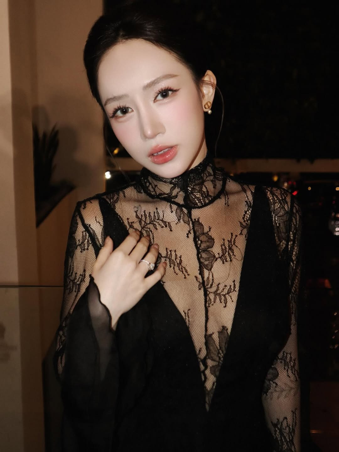 Lối trang điểm trong trẻo với lớp nền căng bóng, má hồng nhẹ và son nude đào làm nổi bật đôi mắt to tròn, hàng mi cong – tạo nên tổng thể vừa gợi cảm vừa nền nã. Kiểu tóc búi cao gọn gàng càng tôn gương mặt thanh tú, giúp Joyce Phạm ghi điểm tuyệt đối ở khí chất quý cô hiện đại.