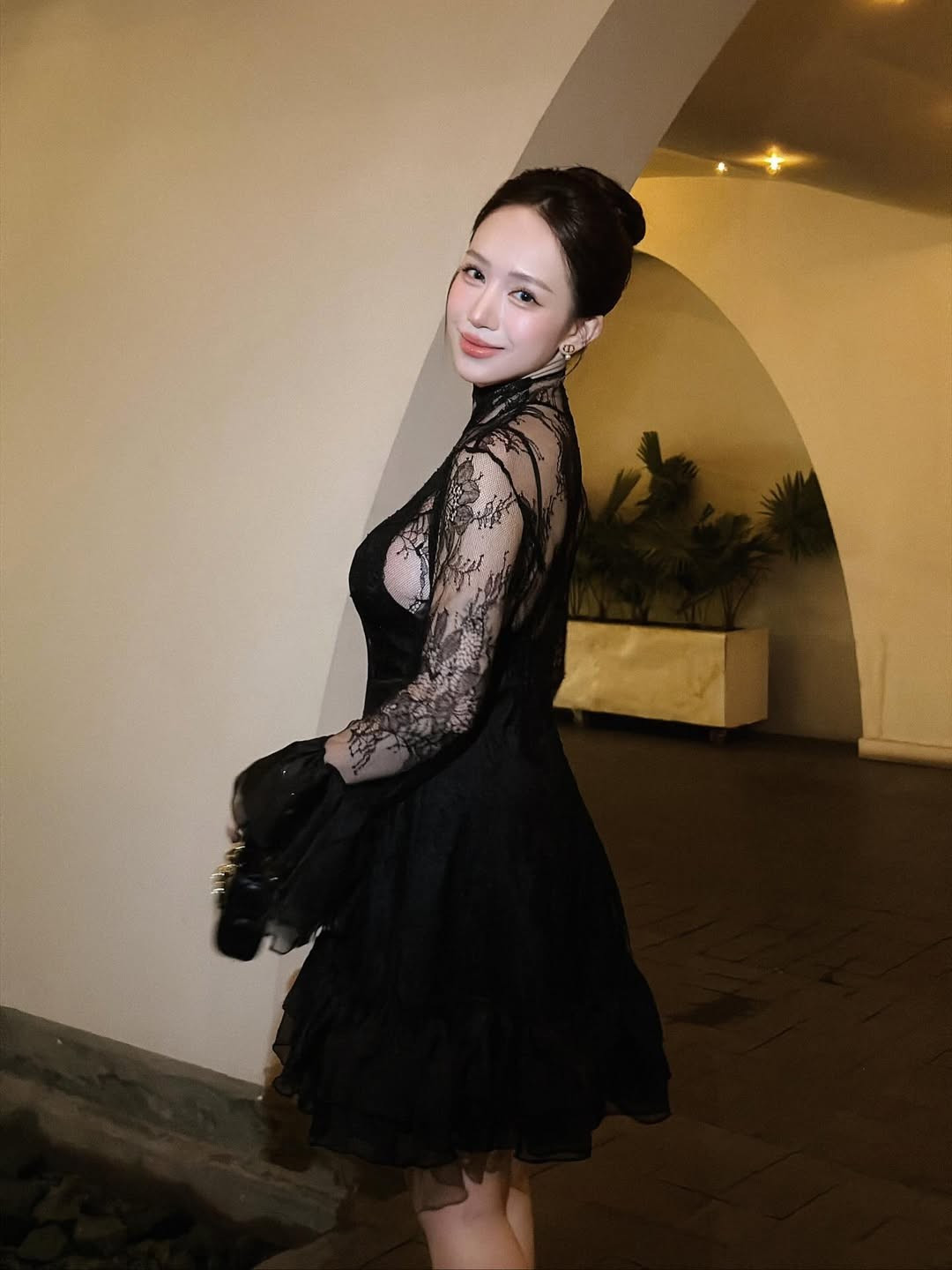 Không cần phô trương, Joyce Phạm vẫn nổi bật nhờ sự chỉn chu trong từng chi tiết: trang phục, phụ kiện đến cách tạo dáng đều toát lên sự sang trọng đúng mực.