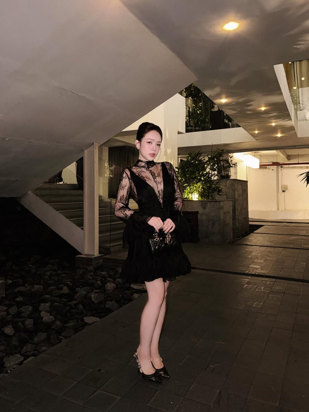 Điều khiến công chúng ngưỡng mộ không chỉ là vẻ ngoài rạng rỡ mà còn là sự tự tin của Joyce Phạm sau hành trình làm mẹ bốn con. Vóc dáng gọn gàng, thần thái tươi tắn cho thấy cô chăm chút bản thân kỹ lưỡng, duy trì lối sống khoa học và gu thẩm mỹ tinh tế.