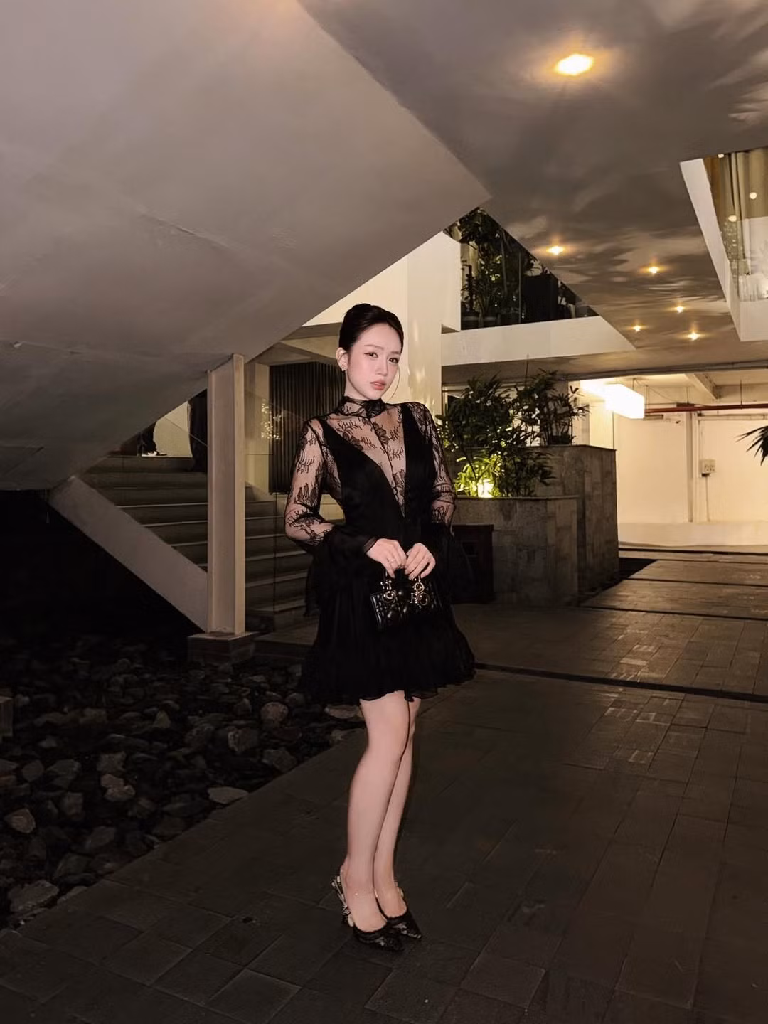 Điều khiến công chúng ngưỡng mộ không chỉ là vẻ ngoài rạng rỡ mà còn là sự tự tin của Joyce Phạm sau hành trình làm mẹ bốn con. Vóc dáng gọn gàng, thần thái tươi tắn cho thấy cô chăm chút bản thân kỹ lưỡng, duy trì lối sống khoa học và gu thẩm mỹ tinh tế.