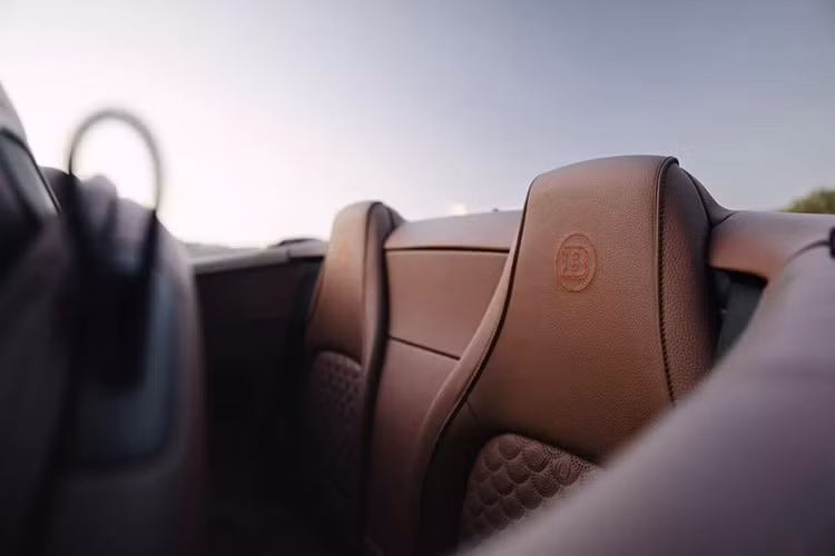 Bên trong khoang lái của Brabus Rocket GTC Deep Red, nội thất xe là nơi thể hiện rõ nét sự tỉ mỉ đến từng chi tiết của Brabus. Với mui xe điện thủy lực được đóng mở, nghệ thuật thủ công tinh xảo được phô diễn trọn vẹn.