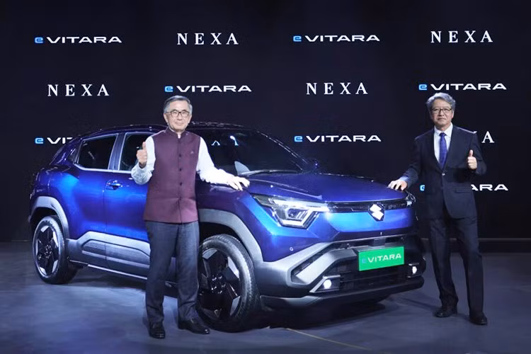 Hãng xe Nhật Bản Suzuki chính thức khởi động dây chuyền lắp ráp mẫu ôtô điện đầu tiên mang tên e Vitara tại nhà máy Gujarat (Ấn Độ). Dự kiến, mẫu xe này sẽ được xuất khẩu sang hơn 100 quốc gia, trong đó có Malaysia, Nhật Bản và rất có thể là cả Việt Nam trong tương lai gần.