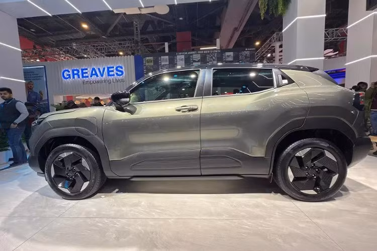 Tùy chọn thứ hai cũng dùng mô-tơ điện cầu trước nhưng được tinh chỉnh mạnh hơn, đạt 172 mã lực cùng mô-men xoắn 189 Nm, kết hợp với bộ pin dung lượng 61 kWh. Cao cấp nhất là biến thể dẫn động bốn bánh với hai mô-tơ điện đặt trên cả hai cầu, cho tổng công suất 181 mã lực và mô-men xoắn 300 Nm, sử dụng pin 61 kWh.