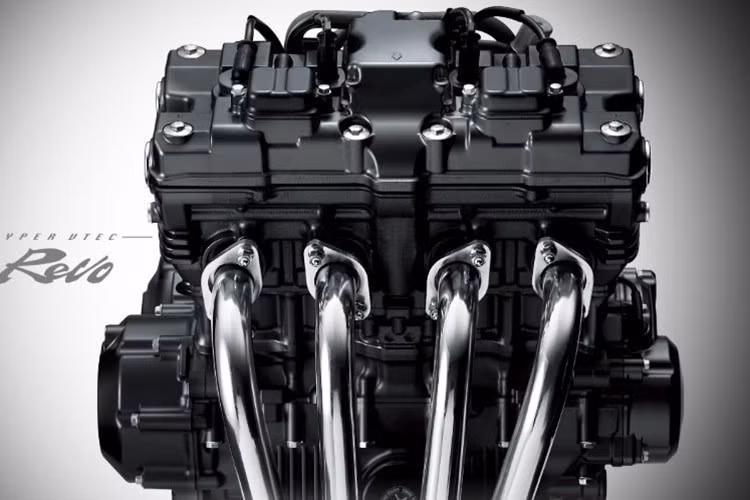 Honda CB400 SF được dự đoán sẽ sử dụng khối động cơ DOHC 4 xi-lanh thẳng hàng, dung tích 399cc, 16 van, cho công suất trên 70 mã lực. Đặc biệt, xe sẽ tích hợp hệ thống E-Clutch, tương tự trên dòng CB650, cho phép sang số mượt mà từ số 1 mà không cần côn, nâng cao trải nghiệm lái đáng kể.