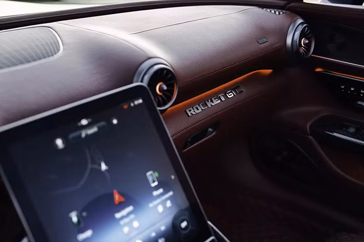 Thân xe được chế tạo tuỳ chỉnh với các hốc gió sâu tại chắn bùn trước, chắn bùn sau được tạo hình với đường nét mới cùng cánh lướt gió phía sau.