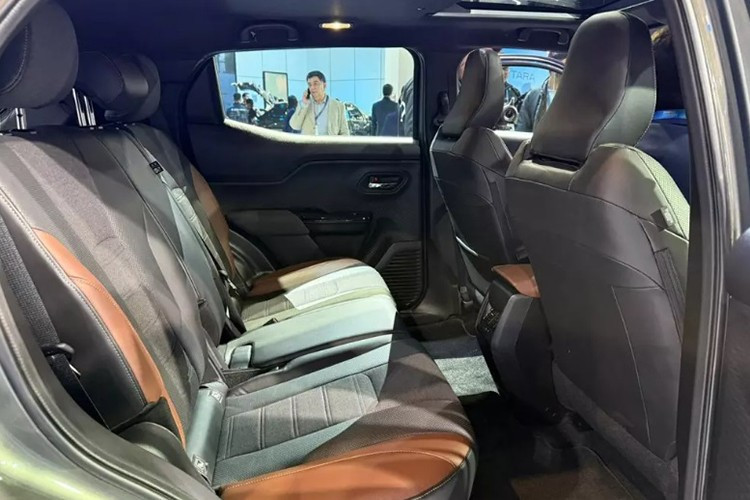 Về tiện nghi, xe sử dụng cần số dạng nút bấm, ghế lái chỉnh điện 10 hướng, tích hợp làm mát cho ghế trước. Ngoài ra còn có phanh tay điện tử kèm tính năng giữ phanh tự động, điều hòa tự động một vùng và sạc điện thoại không dây.