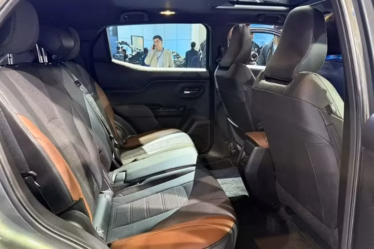 Về tiện nghi, xe sử dụng cần số dạng nút bấm, ghế lái chỉnh điện 10 hướng, tích hợp làm mát cho ghế trước. Ngoài ra còn có phanh tay điện tử kèm tính năng giữ phanh tự động, điều hòa tự động một vùng và sạc điện thoại không dây.