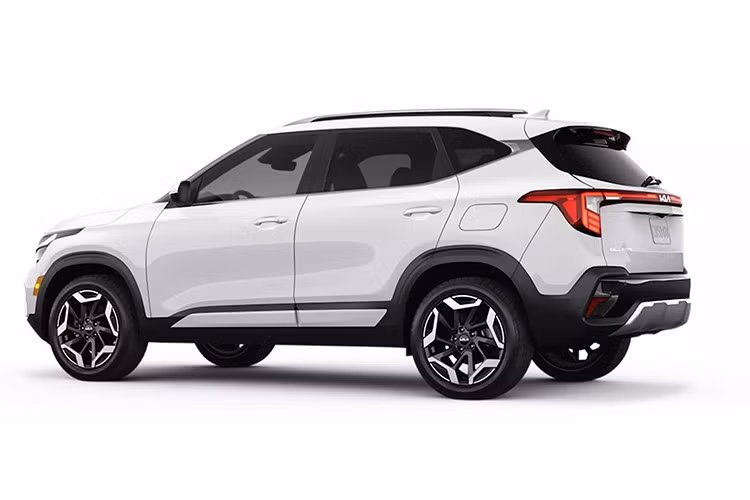 So với phiên bản hiện tại, Seltos mới sẽ dài hơn ít nhất 100 mm, đạt tổng chiều dài 4.465 mm, trở thành mẫu SUV dài nhất phân khúc – vượt Jeep Compass (4.395 mm) cũng như các đối thủ Hyundai Creta (4.330 mm) và Maruti Grand Vitara (4.345 mm).