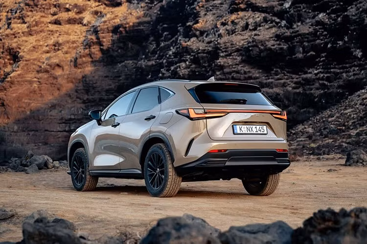 NX 350 trang bị động cơ tăng áp I4 2.4L, công suất 275 mã lực, mô-men xoắn 373 Nm, kết hợp hộp số tự động 8 cấp (khác với eCVT trên bản hybrid và plug-in). Xe tăng tốc 0–97 km/h trong 6,6 giây, tiêu thụ nhiên liệu 9,8 l/100 km.