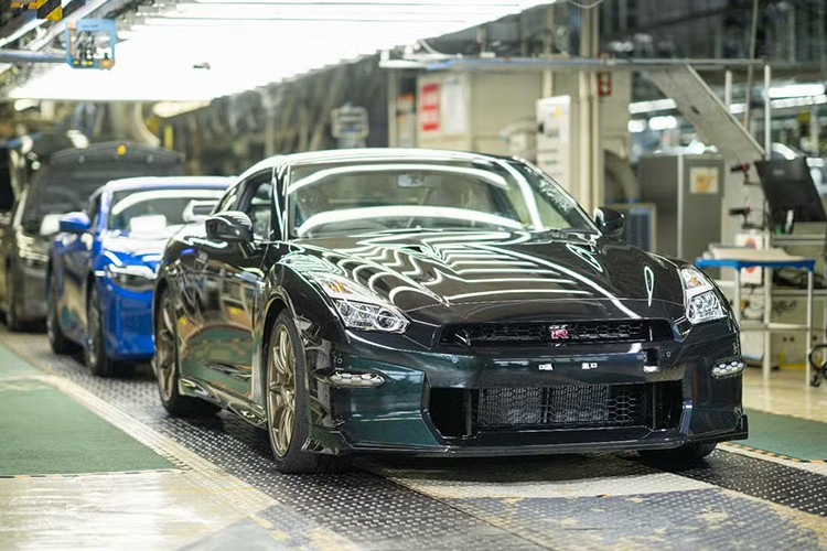 Theo chủ tịch kiêm CEO Nissan, “Sau 18 năm đáng kinh ngạc, R35 GT-R đã để lại dấu ấn không thể phai mờ trong lịch sử ô tô. Di sản của GT-R là minh chứng cho đam mê của đội ngũ Nissan và sự trung thành của khách hàng trên toàn cầu".