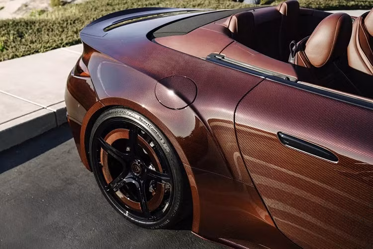 Mercedes-AMG SL 63 S Performance nguyên bản có công suất 805 mã lực và qua bàn tay của Brabus, khối động cơ V8 tăng áp kép giờ đây đạt 985 mã lực và mô-men xoắn 1.817 Nm.