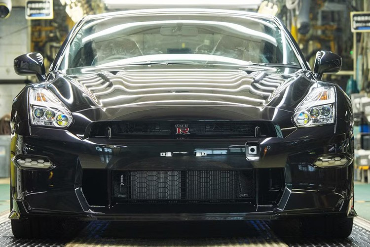 Nissan GT-R phiên bản Premium T-Spec sơn màu Midnight Purple. Thay vì trưng bày trong viện bảo tàng, chiếc GT-R cuối cùng này được bàn giao cho vị khách hàng tại Nhật Bản.