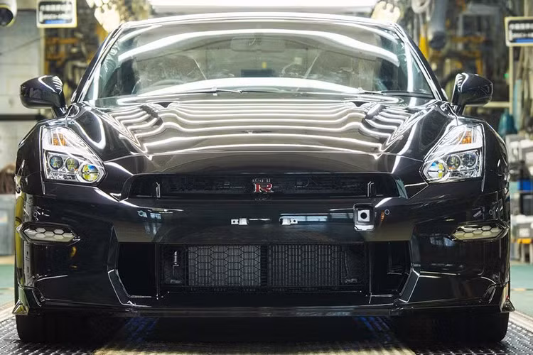 Nissan GT-R phiên bản Premium T-Spec sơn màu Midnight Purple. Thay vì trưng bày trong viện bảo tàng, chiếc GT-R cuối cùng này được bàn giao cho vị khách hàng tại Nhật Bản.