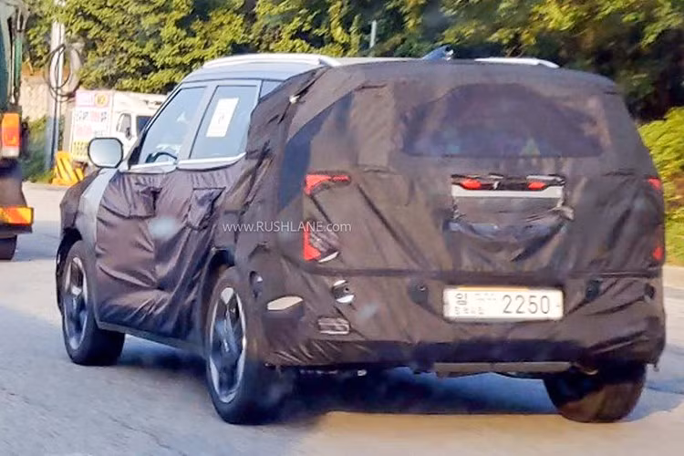 Hình ảnh chạy thử hé lộ nội thất tái thiết kế với bảng táp-lô và vật liệu bọc mới. Ngoại thất lấy cảm hứng từ các mẫu SUV Syros và EV9, vẫn giữ phong cách vuông vức, áp dụng ngôn ngữ thiết kế “Opposites United”.