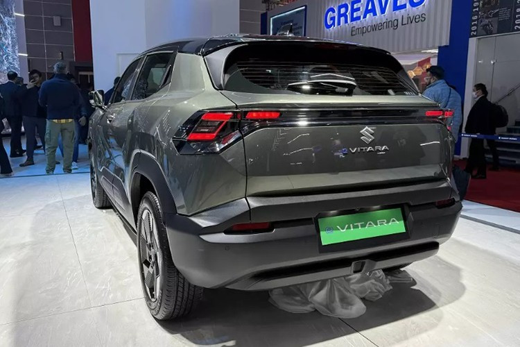 Hiện Suzuki chưa công bố đầy đủ thông số về quãng đường di chuyển của từng cấu hình. Tuy nhiên, hãng cho biết phiên bản pin lớn có thể đạt phạm vi hoạt động khoảng 500 km cho mỗi lần sạc. Dù vậy, chu trình thử nghiệm cụ thể vẫn chưa được tiết lộ.