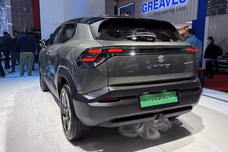 Hiện Suzuki chưa công bố đầy đủ thông số về quãng đường di chuyển của từng cấu hình. Tuy nhiên, hãng cho biết phiên bản pin lớn có thể đạt phạm vi hoạt động khoảng 500 km cho mỗi lần sạc. Dù vậy, chu trình thử nghiệm cụ thể vẫn chưa được tiết lộ.