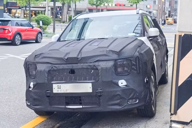 Nhờ đó, trục cơ sở và khoang hành khách của Kia Seltos thế hệ mới sẽ rộng rãi hơn, trong khi dung tích khoang hành lý cũng được cải thiện hơn so với thế hệ hiện tại.