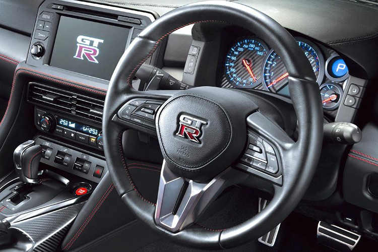 Năm 2001, Nissan giới thiệu concept của GT-R tại Triển lãm Ô tô Tokyo. Đến năm 2007, GT-R (R35) chính thức xuất hiện. Vào thời điểm đó, GT-R là chiếc coupe thể thao đẳng cấp thế giới.Động cơ V6 tăng áp kép dung tích 3.8L, sản sinh công suất 473 mã lực, và hộp số 6 cấp truyền sức mạnh đến hệ thống dẫn động bốn bánh tiên tiến.