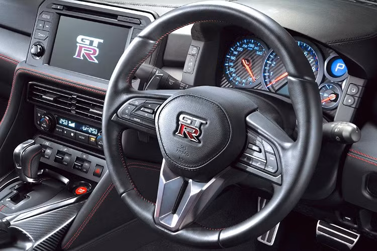 Năm 2001, Nissan giới thiệu concept của GT-R tại Triển lãm Ô tô Tokyo. Đến năm 2007, GT-R (R35) chính thức xuất hiện. Vào thời điểm đó, GT-R là chiếc coupe thể thao đẳng cấp thế giới.Động cơ V6 tăng áp kép dung tích 3.8L, sản sinh công suất 473 mã lực, và hộp số 6 cấp truyền sức mạnh đến hệ thống dẫn động bốn bánh tiên tiến.