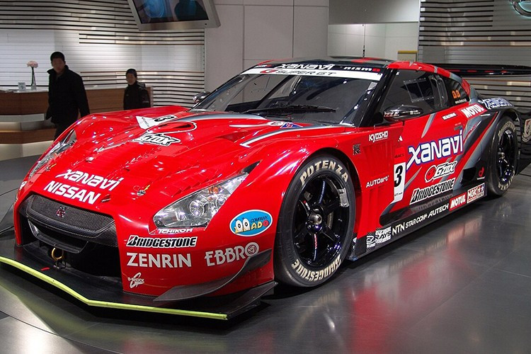 Năm 2008, Nissan GT-R là một trong những chiếc xe nhanh nhất tại Nürburgring Nordschleife với thời gian 7 phút 29 giây. Trong khi đó, GT-R Nismo ghi dấu ấn với thời gian 7:08.679 vào tháng 11/2013.
