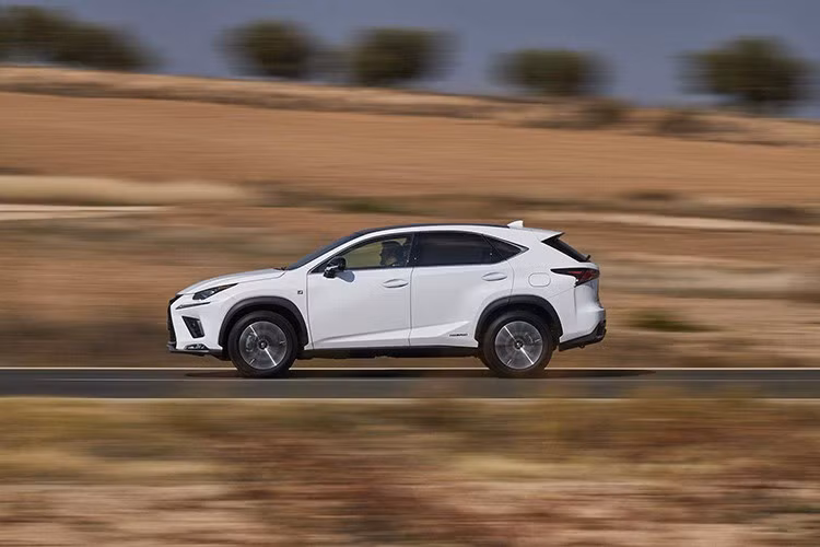 Trong khi đó, NX 350h cho công suất tổng 240 mã lực, tăng tốc 0–97 km/h trong 7,2 giây với AWD và 8,2 giây với FWD. Mức tiêu thụ nhiên liệu đạt 5,8–6,0 l/100 km. Động cơ sử dụng chu trình Atkinson 2.5L với công nghệ phun nhiên liệu kép D4-S.