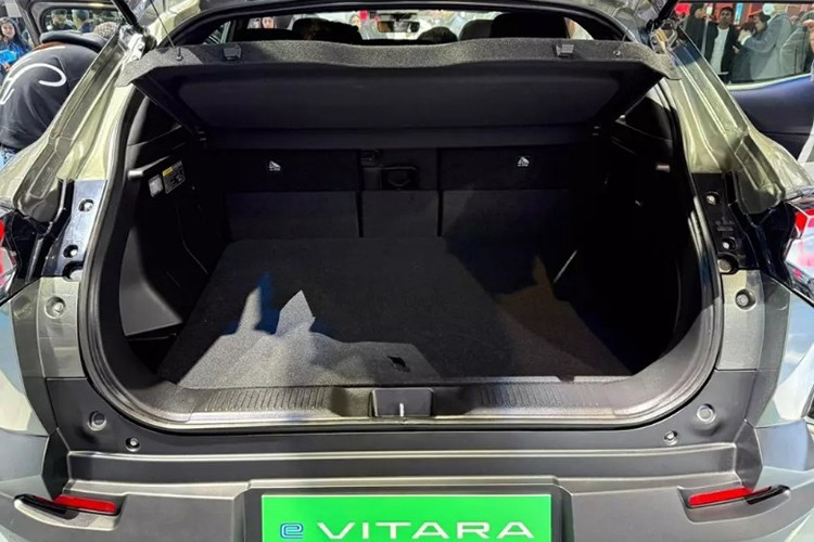 Suzuki e Vitara tại Ấn Độ sở hữu ba tùy chọn cấu hình động cơ. Phiên bản tiêu chuẩn sử dụng một mô-tơ điện đặt ở cầu trước, cho công suất 142 mã lực và mô-men xoắn cực đại 189 Nm, đi kèm bộ pin 49 kWh.