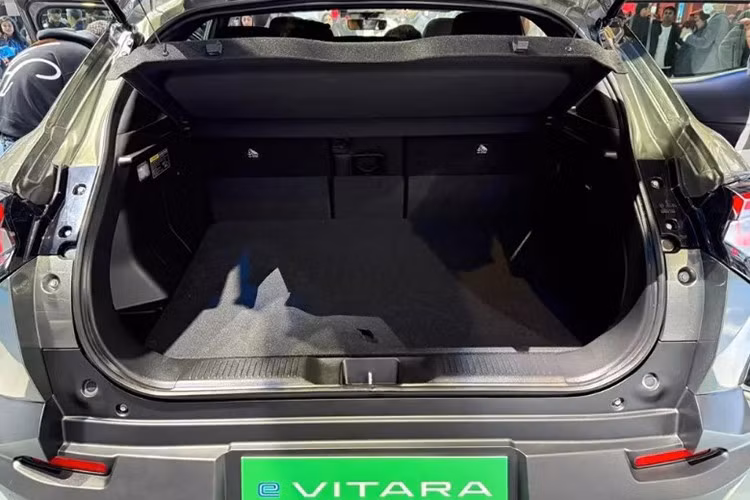 Suzuki e Vitara tại Ấn Độ sở hữu ba tùy chọn cấu hình động cơ. Phiên bản tiêu chuẩn sử dụng một mô-tơ điện đặt ở cầu trước, cho công suất 142 mã lực và mô-men xoắn cực đại 189 Nm, đi kèm bộ pin 49 kWh.