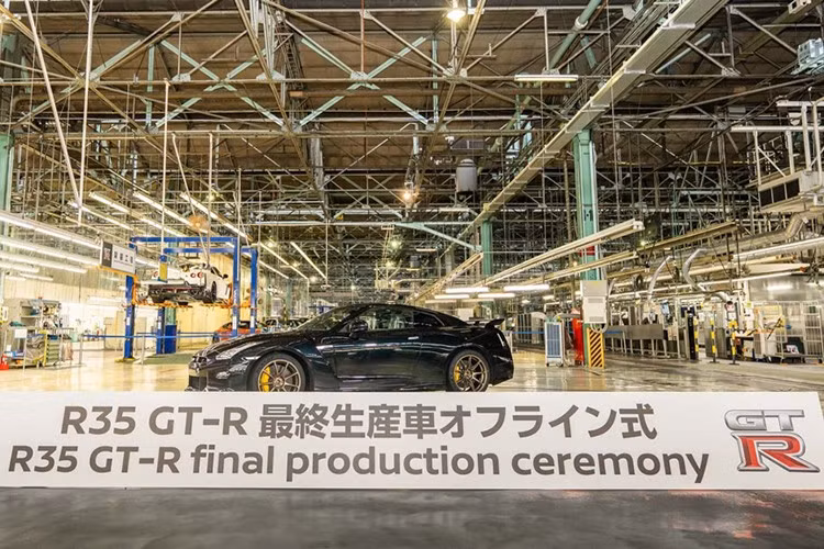 "Cảm ơn các bạn đã đồng hành trong hành trình phi thường này. Với những người hâm mộ GT-R trên toàn thế giới, tôi muốn nói rằng đây không phải là lời tạm biệt vĩnh viễn với GT-R, mục tiêu của chúng tôi là một ngày nào đó tên gọi GT-R sẽ trở lại”, Ivan Espinosa - Chủ tịch kiêm CEO Nissan chia sẻ.