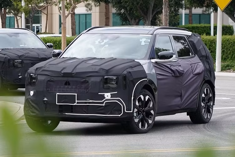 Hộp số sàn và tự động dự đoán tiếp tục được giữ nguyên. Các trang bị an toàn vẫn bao gồm 6 túi khí, phanh đĩa bốn bánh, cân bằng điện tử, hỗ trợ khởi hành ngang dốc, cảm biến lùi, cùng tính năng khóa/mở cửa tự động theo tình huống va chạm.