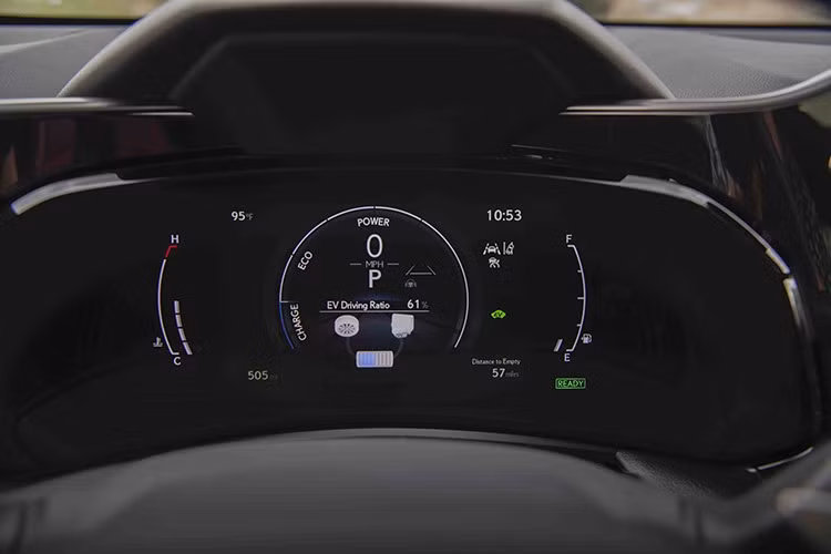 Về vận hành, NX 450h+ sử dụng động cơ I4 2.5L hút khí tự nhiên kết hợp hộp số hybrid transaxle và pin lithium-ion 18,1 kWh. Xe có công suất tổng 304 mã lực, khả năng chạy điện thuần tối đa 37 dặm (60 km), tăng tốc 0–97 km/h trong 6 giây. Pin có thể sạc từ 0–100% trong khoảng 3 giờ với bộ sạc 7 kW ở nguồn điện 240V.