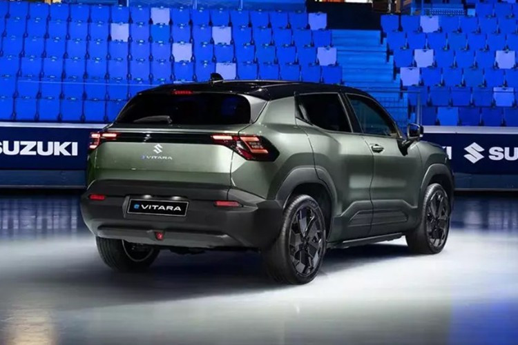 Suzuki e Vitara sở hữu kích thước tổng thể dài x rộng x cao lần lượt là 4.275 x 1.800 x 1.635 mm cùng chiều dài cơ sở 2.700 mm. Xe được định vị ở phân khúc SUV/CUV cỡ B+ giống như Toyota Corolla Cross.