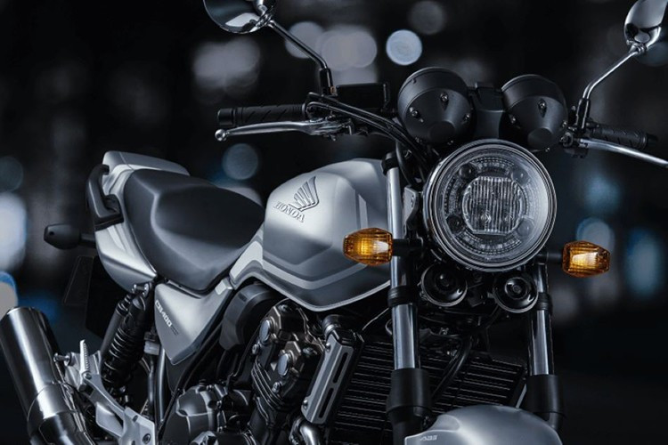 Khung gầm và trang bị trên xe thuộc diện cao cấp. Cụ thể là: Khung sườn thép Diamond Frame cho độ cứng vững và độ bền cao; Phuộc trước USD, tùy chọn giảm xóc đơn hoặc đôi cao cấp phía sau. Các công nghệ hiện đại dự kiến được trang bị: Sang số nhanh (Quickshifter); Kiểm soát hành trình (Cruise Control); Màn hình màu TFT thế hệ mới.