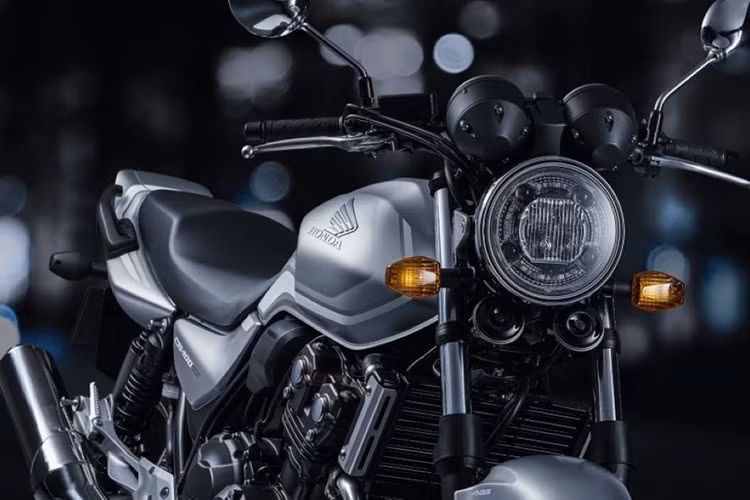 Khung gầm và trang bị trên xe thuộc diện cao cấp. Cụ thể là: Khung sườn thép Diamond Frame cho độ cứng vững và độ bền cao; Phuộc trước USD, tùy chọn giảm xóc đơn hoặc đôi cao cấp phía sau. Các công nghệ hiện đại dự kiến được trang bị: Sang số nhanh (Quickshifter); Kiểm soát hành trình (Cruise Control); Màn hình màu TFT thế hệ mới.