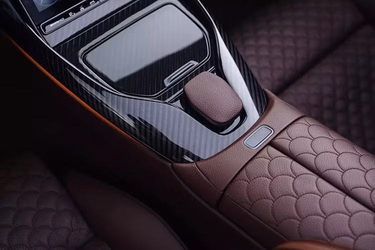 Mọi bề mặt đều được bọc da cao cấp, nhuộm màu tương đồng với ngoại thất màu Đỏ Đậm và được khâu theo họa tiết chần bông “Shell” đặc trưng của thương hiệu. Nhiều logo Double-B dập nổi càng làm nổi bật bản sắc. Sàn xe, sàn để chân và thậm chí cả cốp xe đều được bọc da,...