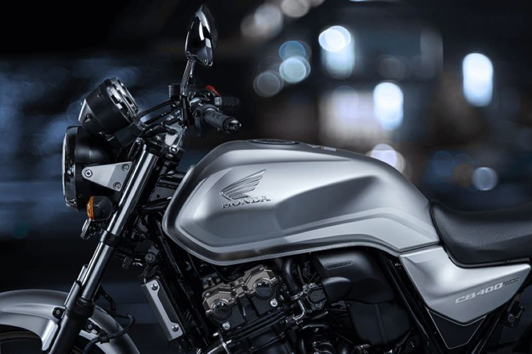 CB400 SF còn được trang bị: Hệ thống Kiểm soát Lực kéo (Traction Control); Nhiều chế độ lái linh hoạt. Trong khi đó, CB500 SF – phiên bản hướng đến thị trường châu Âu và Trung Quốc – sử dụng động cơ 471cc nâng cấp từ dòng xi-lanh đôi 500 quen thuộc, hứa hẹn mô-men xoắn tốt hơn và khả năng phản hồi vượt trội.