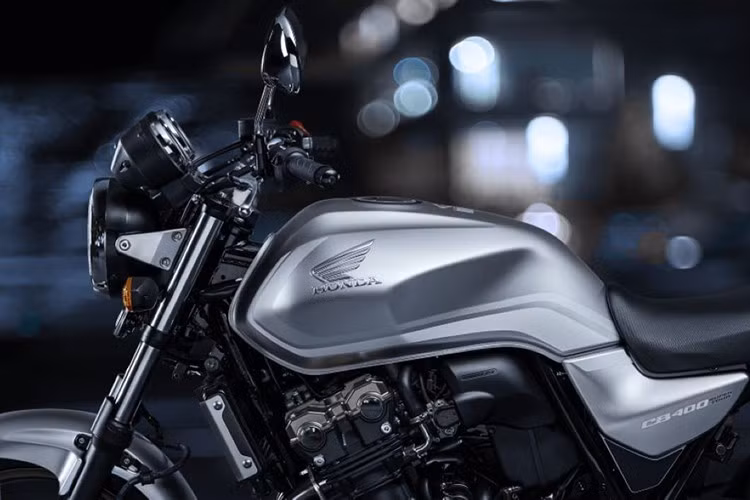 CB400 SF còn được trang bị: Hệ thống Kiểm soát Lực kéo (Traction Control); Nhiều chế độ lái linh hoạt. Trong khi đó, CB500 SF – phiên bản hướng đến thị trường châu Âu và Trung Quốc – sử dụng động cơ 471cc nâng cấp từ dòng xi-lanh đôi 500 quen thuộc, hứa hẹn mô-men xoắn tốt hơn và khả năng phản hồi vượt trội.