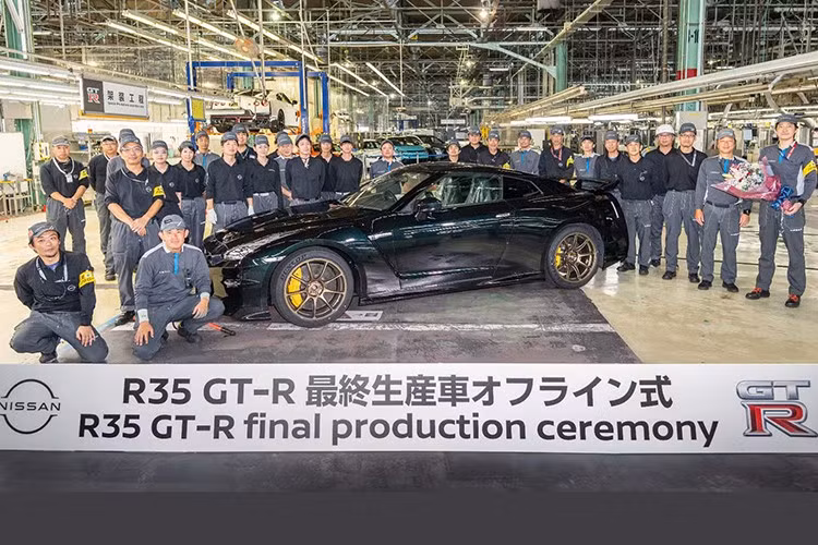 Để tri ân chiếc Nissan GT-R cuối cùng, các công nhân tại nhà máy Tochigi (nơi lắp ráp GT-R), đã tụ họp để kỷ niệm khoảnh khắc "nghỉ hữu" của chiếc xe thể thao biểu tượng này. Đừng buồn vì hành trình GT-R đã khép lại, Nissan cam kết sẽ trình làng chiếc GT-R mới nhưng chưa rõ là thời điểm nào.