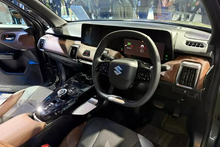 Khoang nội thất mang phong cách tối giản nhưng hiện đại hơn so với các dòng sản phẩm truyền thống của Suzuki. Điểm nhấn nổi bật là cụm màn hình đôi nối liền, gồm bảng đồng hồ điện tử 10,1 inch kết hợp màn hình trung tâm 10,25 inch, hỗ trợ kết nối Apple CarPlay và Android Auto.
